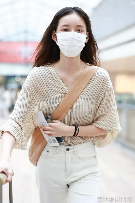 欧美ins街拍博主_花粉网欧美明星街拍_欧美明星街拍海报图