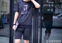 来收集一下2019最时尚街拍供大家参考