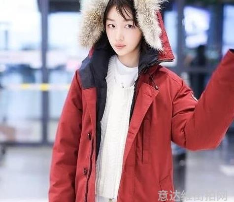 明星街头穿搭_街拍明星穿百褶裙搭配图片_明星穿搭街拍