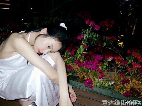 街拍明星夏季穿搭图片_明星穿搭街拍_街拍明星穿百褶裙搭配图片