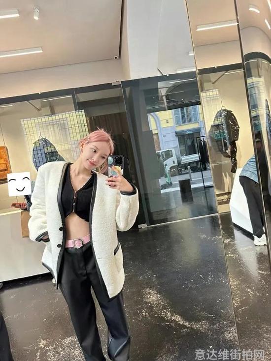 街拍明星夏季穿搭图片_街拍明星穿百褶裙搭配图片_明星穿搭街拍
