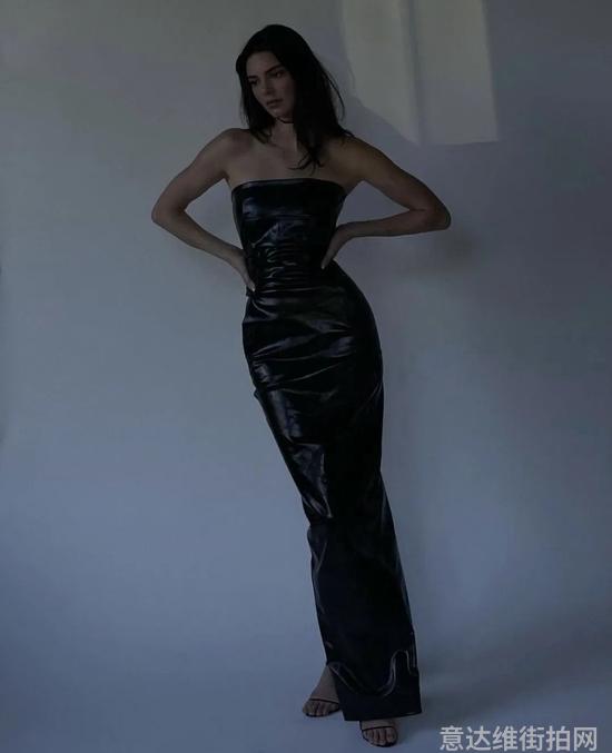 街拍美女穿搭夏季牛仔裤_明星穿搭街拍_明星街拍穿搭造型示范