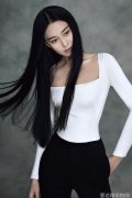 街上被路人拍到女子秀出纤细腰身和