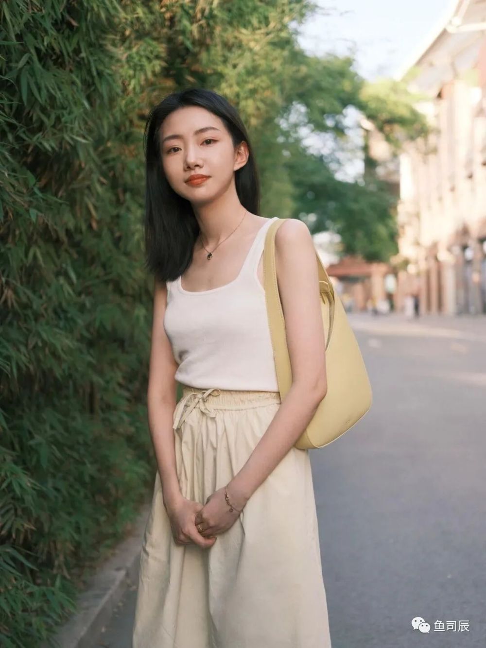 街拍明星夏季穿搭图片_街拍明星穿百褶裙搭配图片_明星穿搭街拍