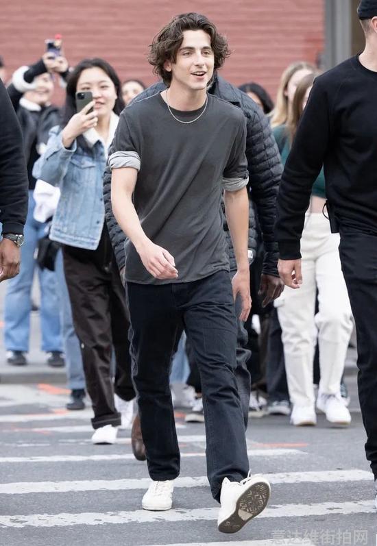 当地时间4月20日，Timothee Chalamet现身纽约