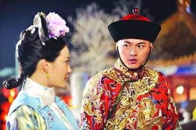 街拍牛仔裤美女穿搭2018夏_明星穿搭街拍_明星街拍穿搭图片