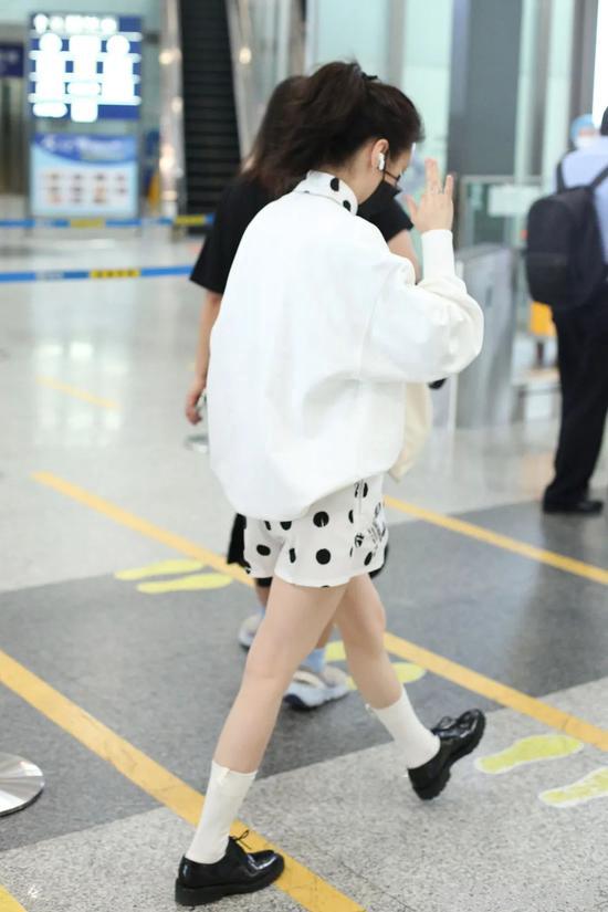 明星穿搭街拍_明星时尚街拍_街拍明星穿百褶裙搭配图片