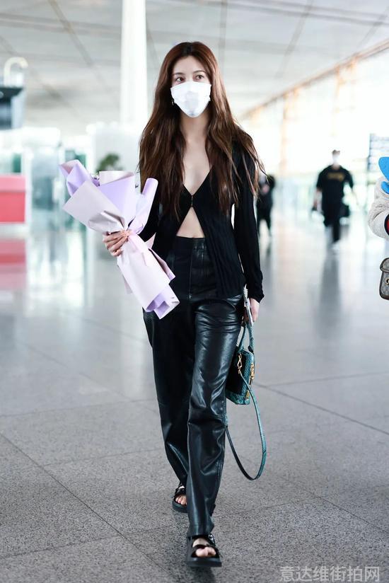 明星穿搭街拍_街拍明星穿百褶裙搭配图片_明星时尚街拍