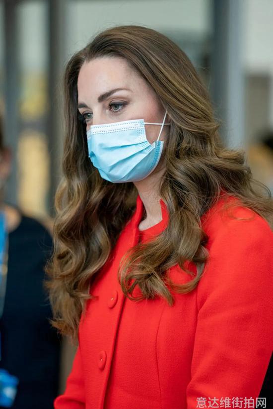 当地时间5月7日，Kate Middleton现身画廊