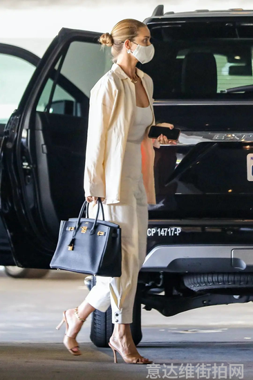 当地时间5月7日，Rosie Huntington-Whiteley现身加州好莱坞