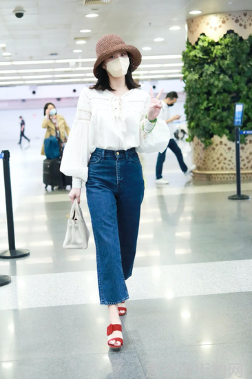 明星时尚街拍_街拍明星穿百褶裙搭配图片_明星穿搭街拍