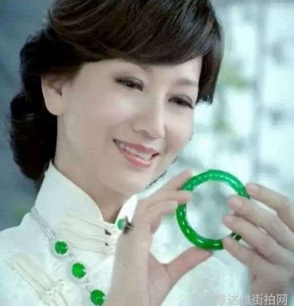 明星时尚街拍_街拍明星穿百褶裙搭配图片_明星穿搭街拍