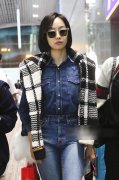 宋茜穿牛仔外套演绎叛逆的街头风墨镜为她增添