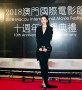 章子怡获影后穿水钻礼服踩松糕鞋上