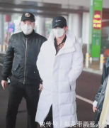 明星们重返工作岗位在机场拍街拍 原