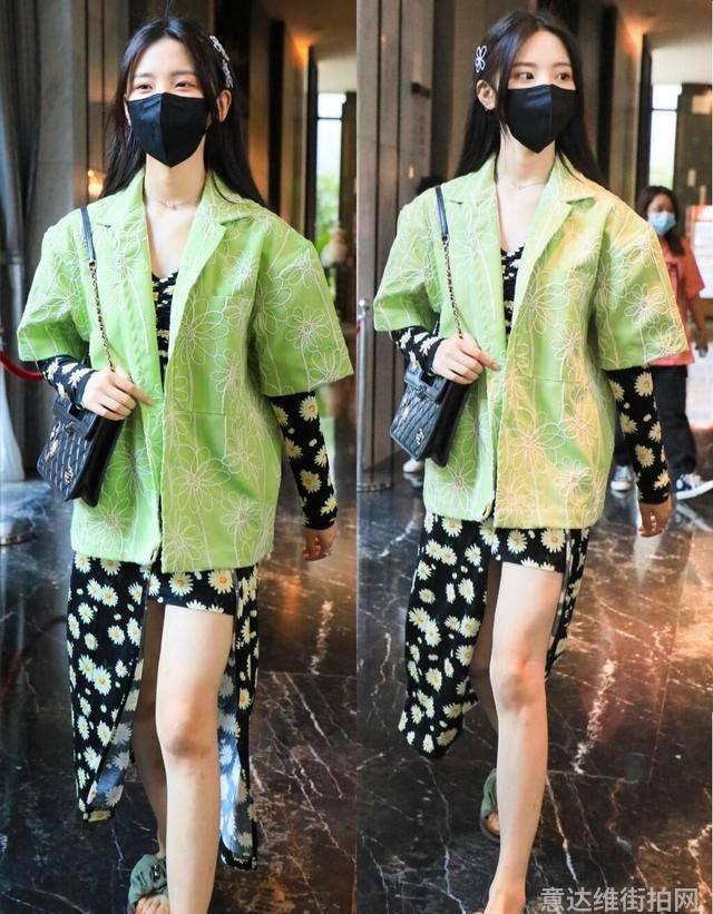 街拍明星夏季穿搭图片_街拍明星穿百褶裙搭配图片_明星穿搭街拍
