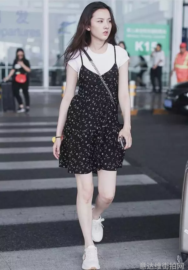 明星穿搭街拍_街拍明星穿百褶裙搭配图片_明星时尚街拍