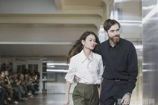 明星时尚街拍_街拍明星穿百褶裙搭配图片_明星穿搭街拍