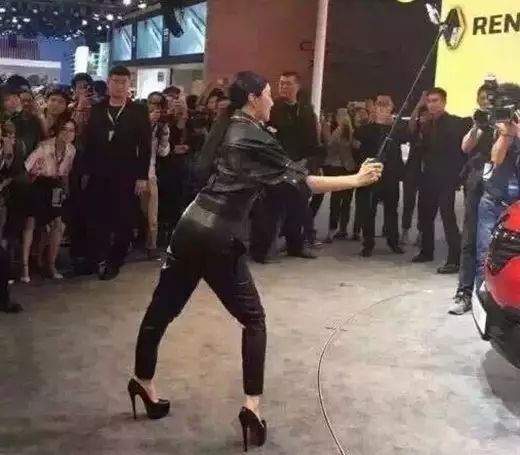 街拍明星_街拍明星微博_街拍明星夏季穿搭图片