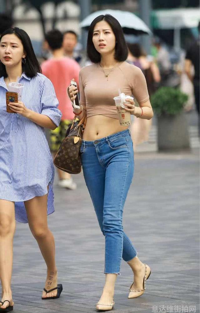 街拍搭配时尚的衣服_时尚搭配街拍_街拍搭配时尚图片