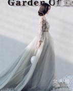 年会不做背景墙全靠礼服来吸睛