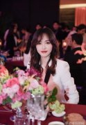 唐嫣穿西装出席某活动气质优雅却被小肉脸抢镜