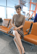 街拍端庄高贵的空姐形象坐在那都优