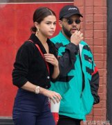 Selena Gomez黑色V领上衣七分喇叭裤 潮范