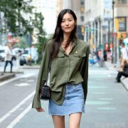 大表姐刘雯军绿色衬衫短裙现身纽约