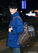 刘昊然Louis Vuitton最新机场街拍 时尚不失少年感
