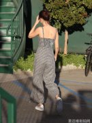 Selena Gomez格子连衣裤休闲出街 高扎丸