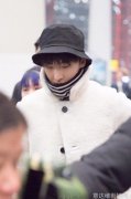 杨洋最新机场秀 羊羔装渔夫帽萌力十