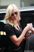 超模Karlie Kloss黑色睡衣风围裹裙黑色运动鞋讲混