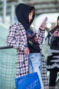 杨蓉最近机场秀 Balenciaga黑色夜景帽衫