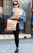 Dakota Johnson牛仔外套黑色leggings出街 低调却星味