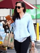 Dakota Johnson现身街头 天蓝色卫衣黑色健美裤休闲