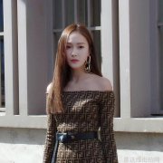 郑秀妍时尚穿搭单手撩发攻气十足清纯甜美不失