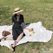 入夏裙摆飞扬裙子这样穿温柔更甜美
