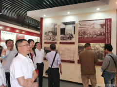 热门单品街拍-街头潮人的时尚单品大揭秘