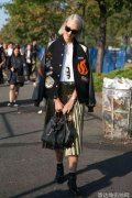 2016秋冬女装流行趋势 金属光百褶裙回