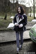 周迅爱丁堡街拍 冬季时尚女装宛若精灵