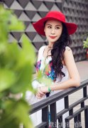 组图王彦华优雅街拍 复古造型精致典