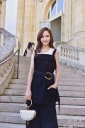 女神唐嫣惊艳亮相巴黎时装周 黑白搭