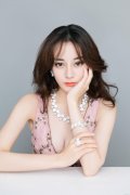 迪丽热巴又演绎少女穿搭棒球服配百