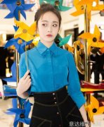 吴谨言同款牛仔裙张佳宁丸子头造型显然更高级
