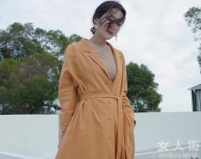 藏肉又吸睛风衣搭T恤自成一派