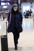春风咋暖女星机场街拍纷纷褪去厚衣衫