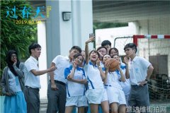 时尚博主街拍玩转色彩的时尚搭配