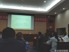 繁华都市中的寂静角落探索城市街头摄影的反差