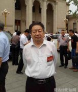 霓虹都市光影交错下的潮流邂逅